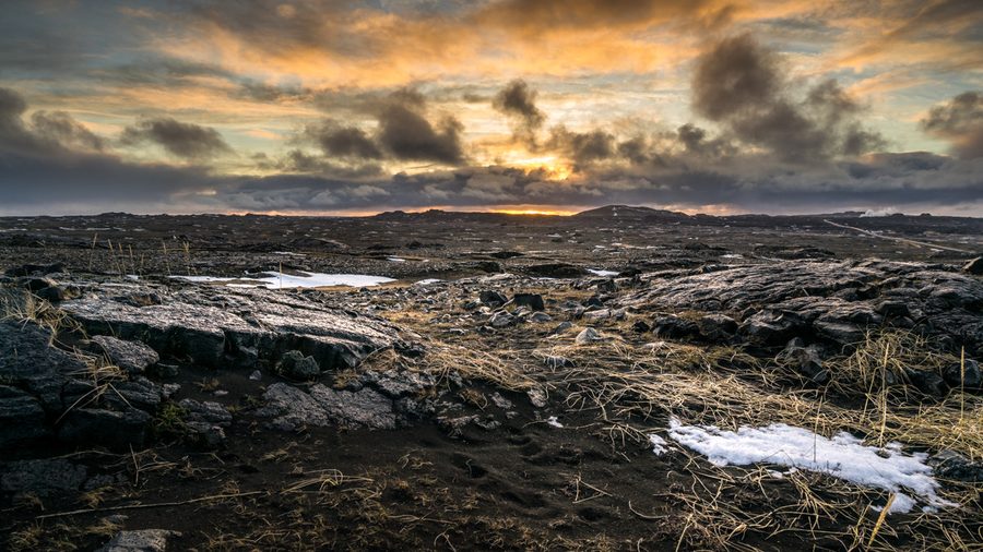 Lever de soleil sur un paysage côtier rocheux dans la péninsule méridionale de l'Islande.