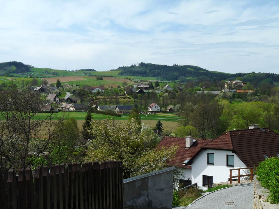 Vue depuis Strážov sur le village d’Opálka et le paysage vallonné dans le district de Klatovy