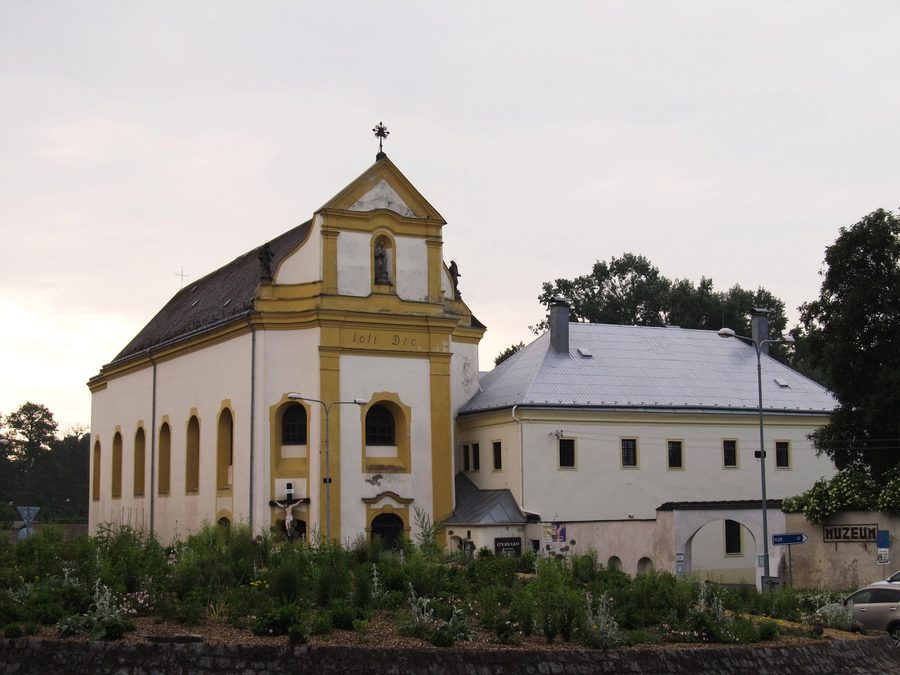 Église Sainte-Marie-Madeleine et couvent franciscain à Tachov