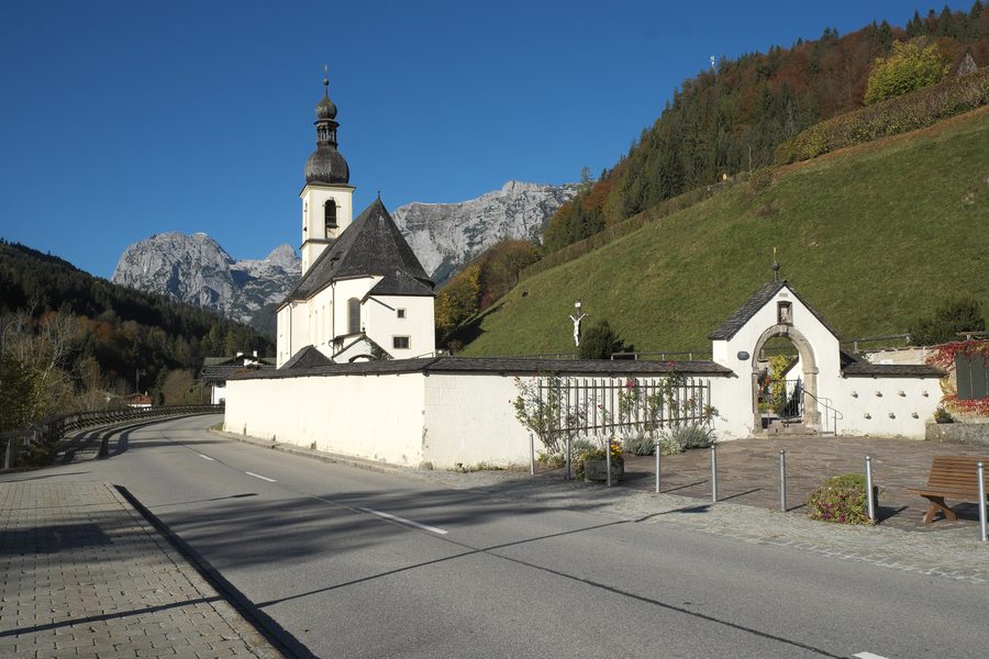 Église paroissiale Saint-Sébastien à Ramsau bei Berchtesgaden avec l’ancien cimetière au premier plan