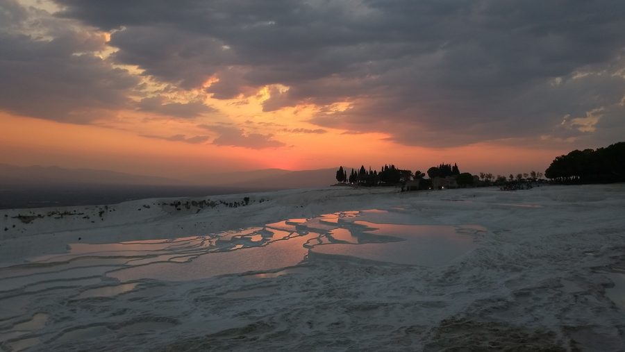 Collines de travertin de Pamukkale vues à travers le paysage environnant à l’heure dorée