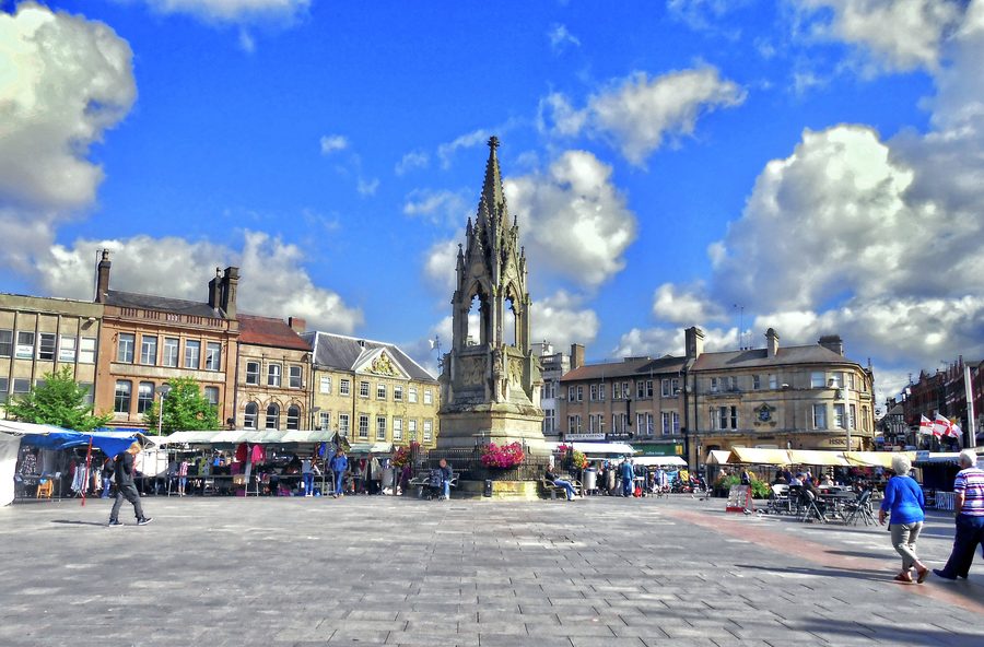 Place de marché de Mansfield avec le Bentinck Memorial par un matin lumineux