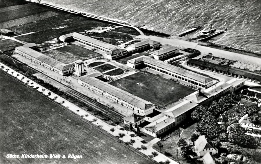 Vue aérienne de la maison d’enfants saxonne à Wiek auf Rügen