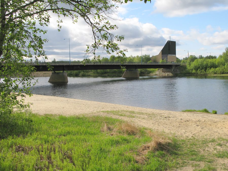 L’Ivalojoki avec un pont routier et une église en Laponie finlandaise