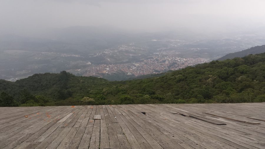 Point de départ à Extrema avec vue sur le paysage montagneux du Minas Gerais