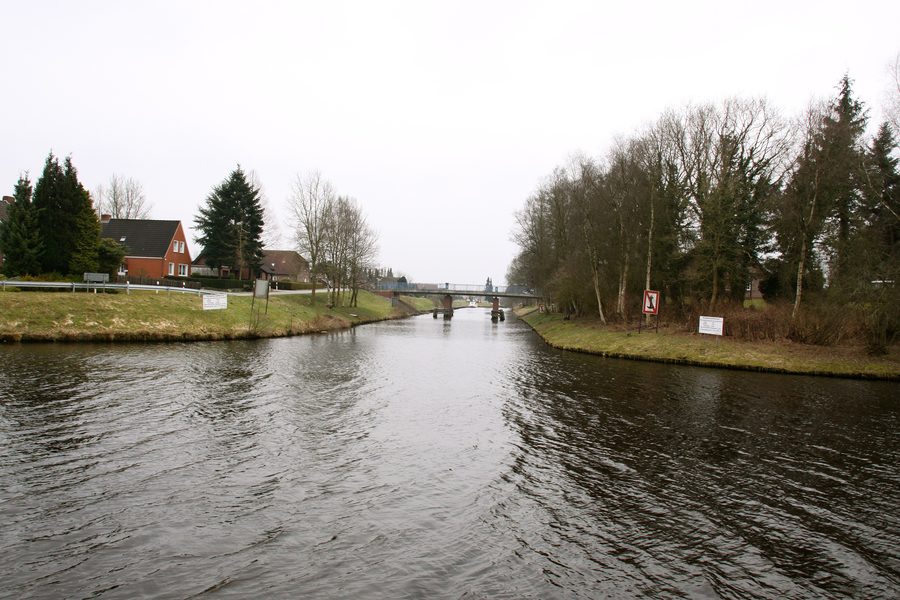 Embouchure du canal de Nordgeorgsfehn dans le canal Ems-Jade