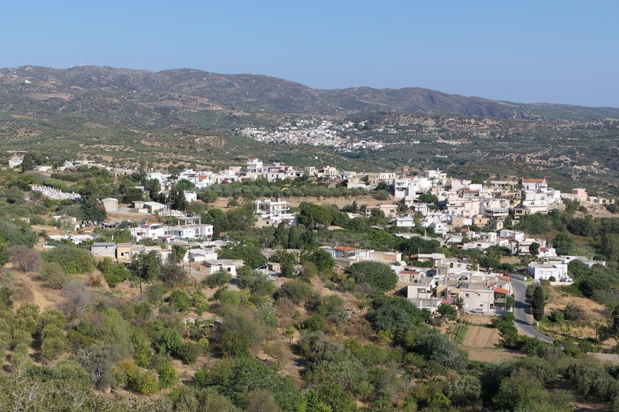 Vue du village d’Achladia près de Sitia en Crète