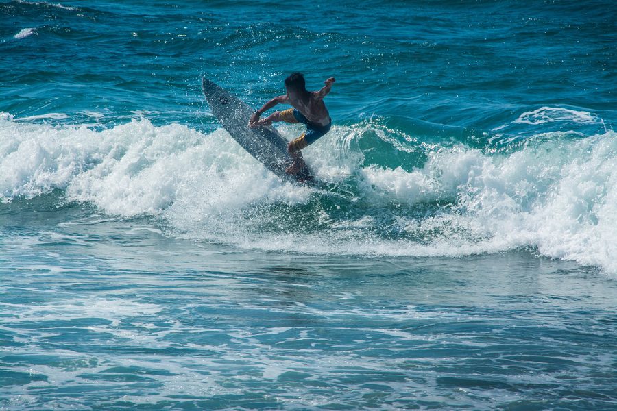 Surfeur sur la côte du nord de Luçon