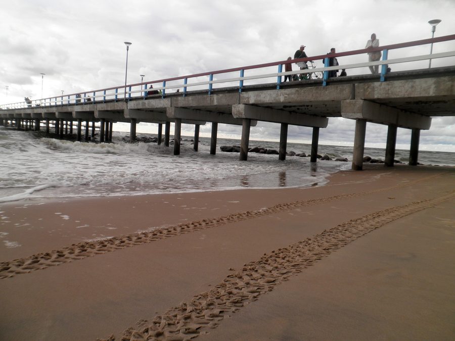 Jetée de Palanga par temps nuageux, à côté de la plage de sable de la mer Baltique
