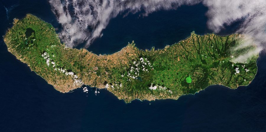 Vue satellite de l’île volcanique de São Miguel aux Açores