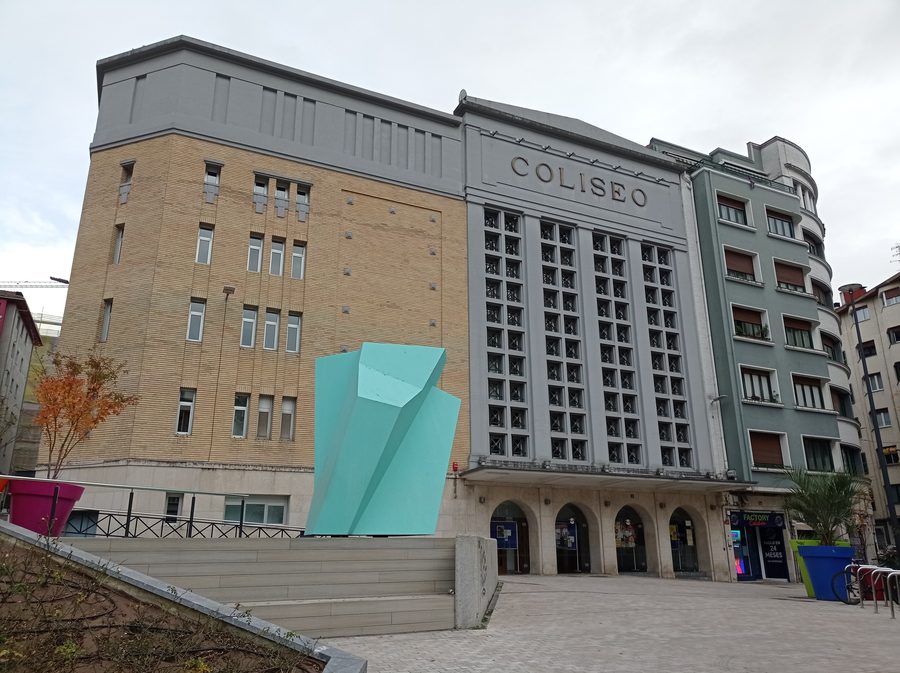 Théâtre Coliseo à Éibar avec la sculpture « Txopitea ta pakea »