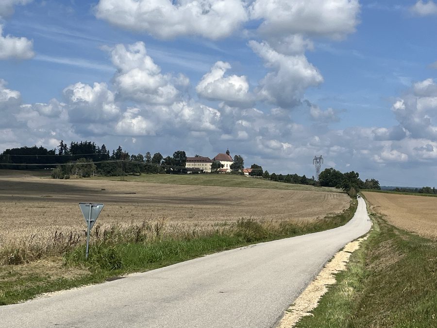 Vue du monastère à Kostelní Vydří en Bohême du Sud