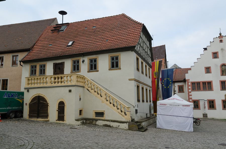 Ancienne mairie sur la place du marché de Wipfeld avec pignon à colombages et escalier extérieur