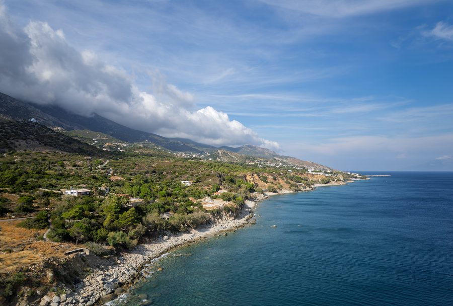 Vue aérienne de la côte sud montagneuse d’Ikaria avec Agios Kirykos au loin