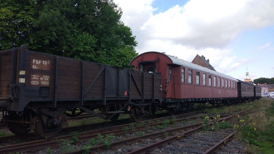 Train à vapeur d’Angeln avec wagons de marchandises et de voyageurs à la gare de Kappeln