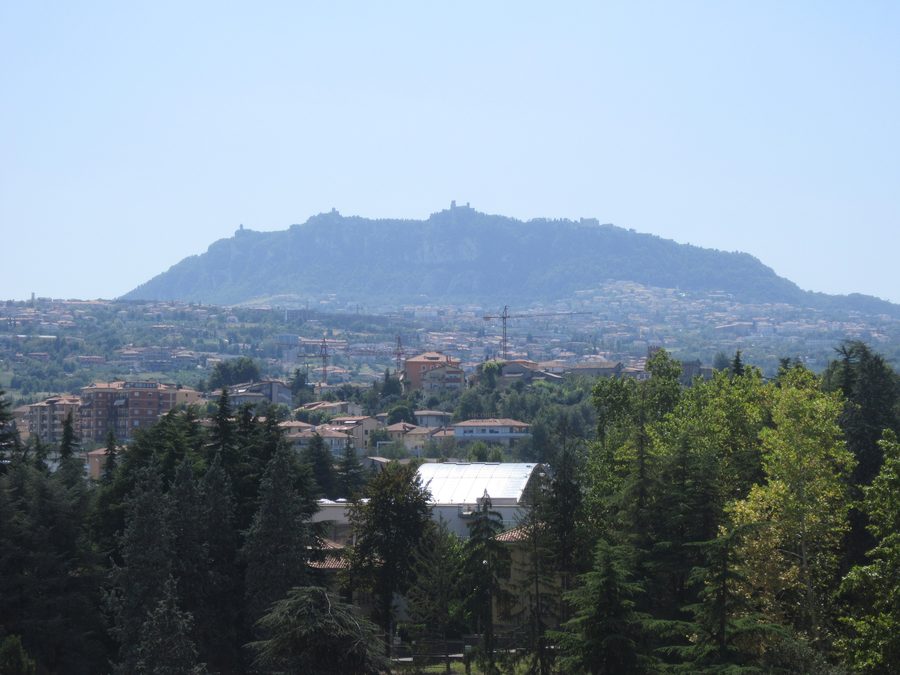 Le Monte Titano et Saint-Marin dans le paysage montagneux