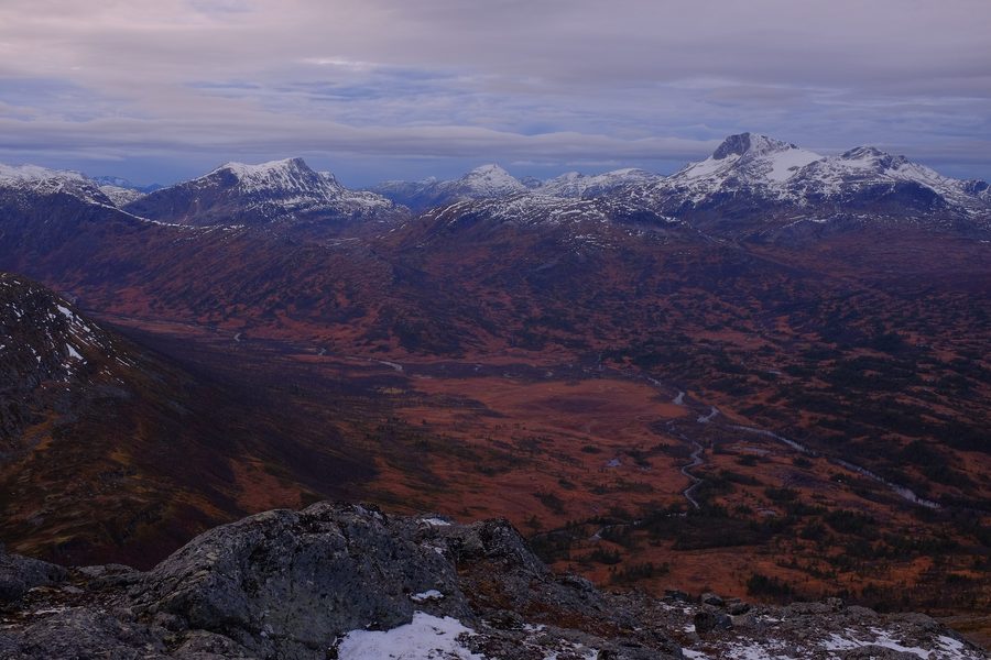 Paysage montagneux dans le Trollheimen, vu depuis un sentier balisé entre des cabanes de montagne.
