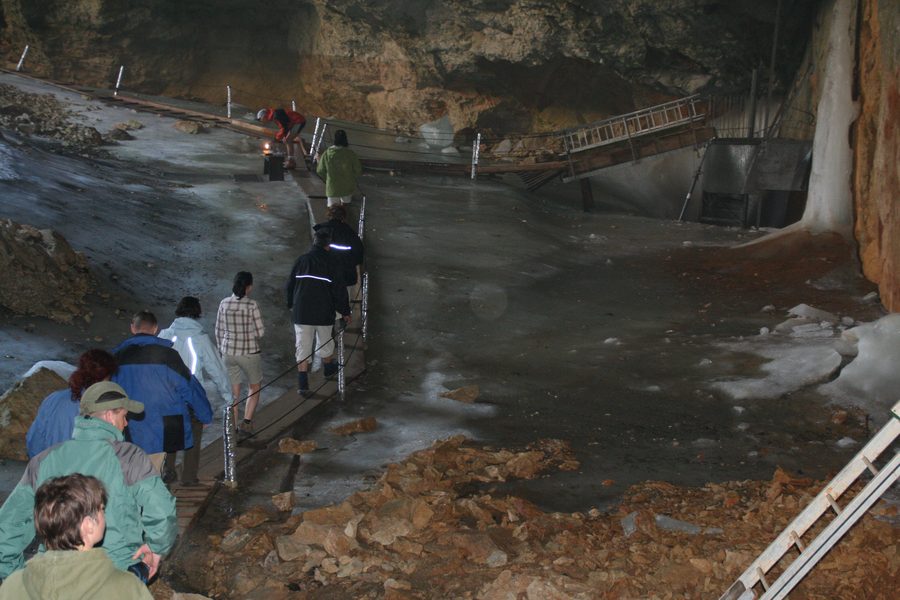 Intérieur de la Schellenberger Eishöhle près de Marktschellenberg