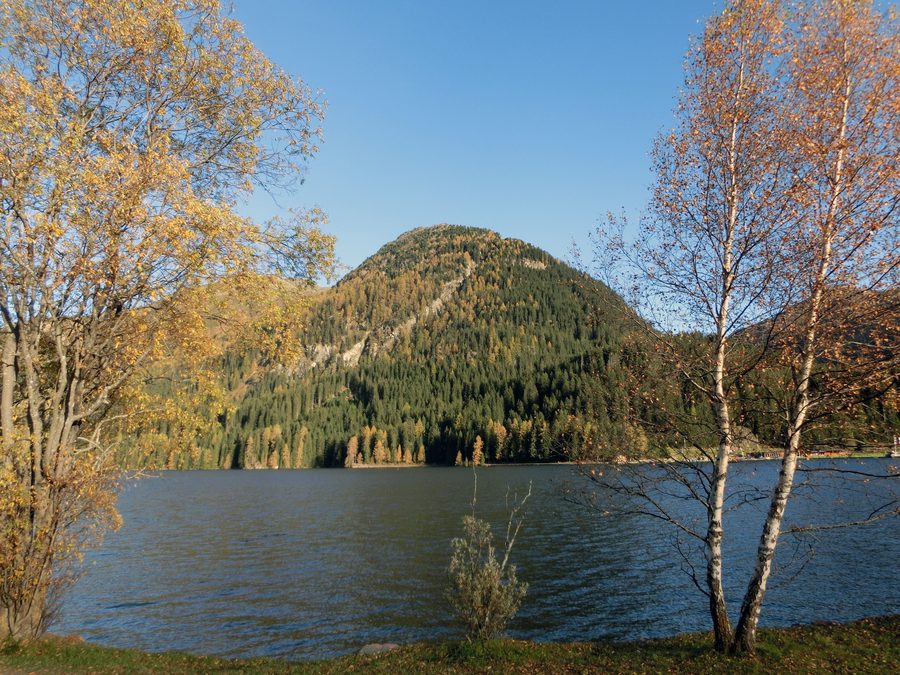 Lac de Davos avec le Seehorn et le paysage alpin environnant