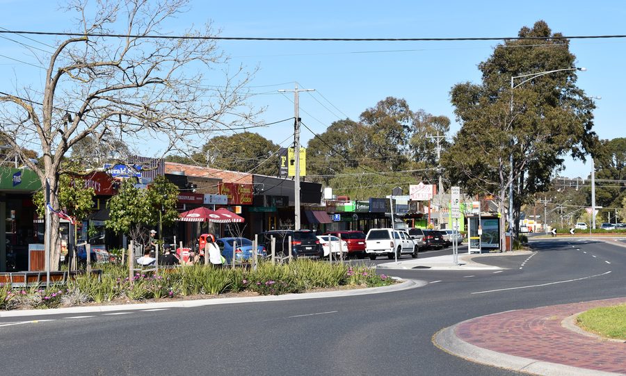 Alignement de boutiques à Keilor Village dans le Victoria