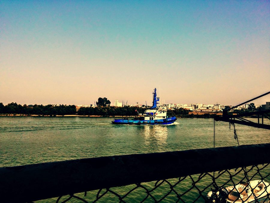 Bateau de pêche sur le fleuve Sebou à Kenitra