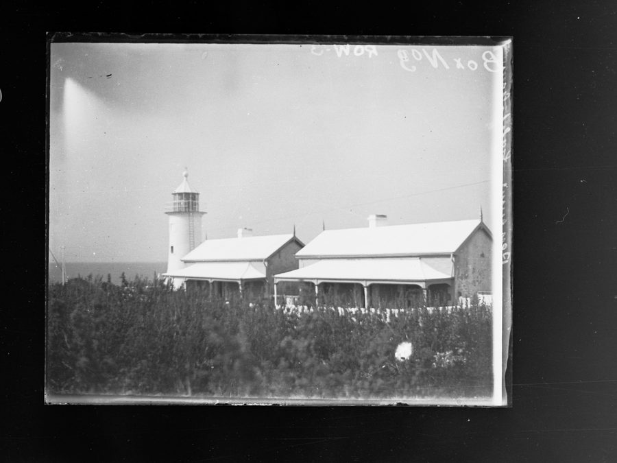 Penguin Island avec un phare dans Rivoli Bay au sud de Beachport