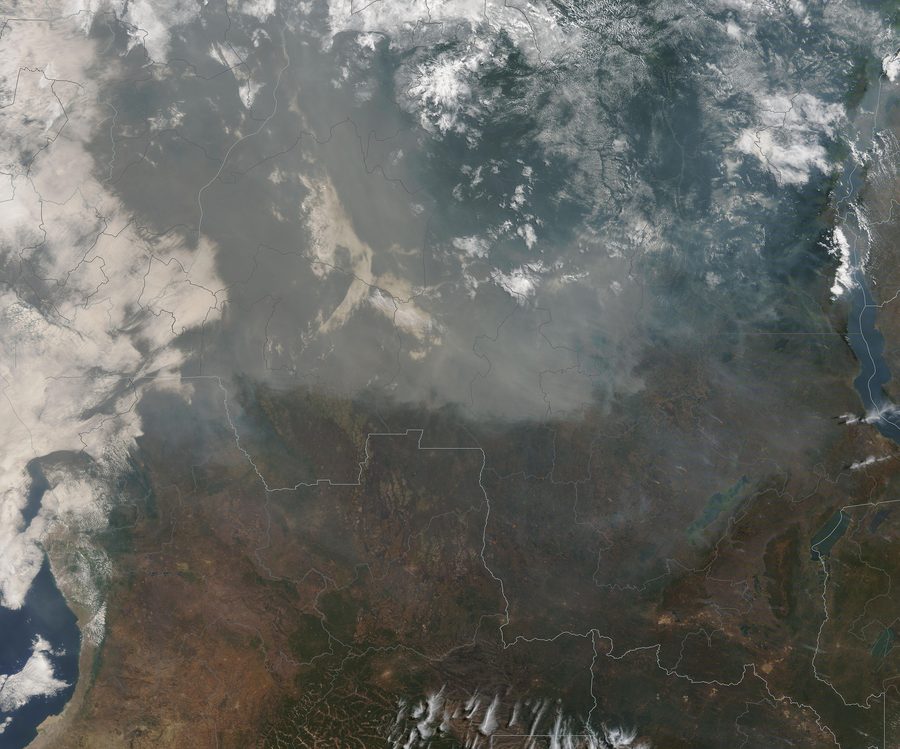 Image satellite d’incendies en Afrique centrale avec fumée et zones brûlées.