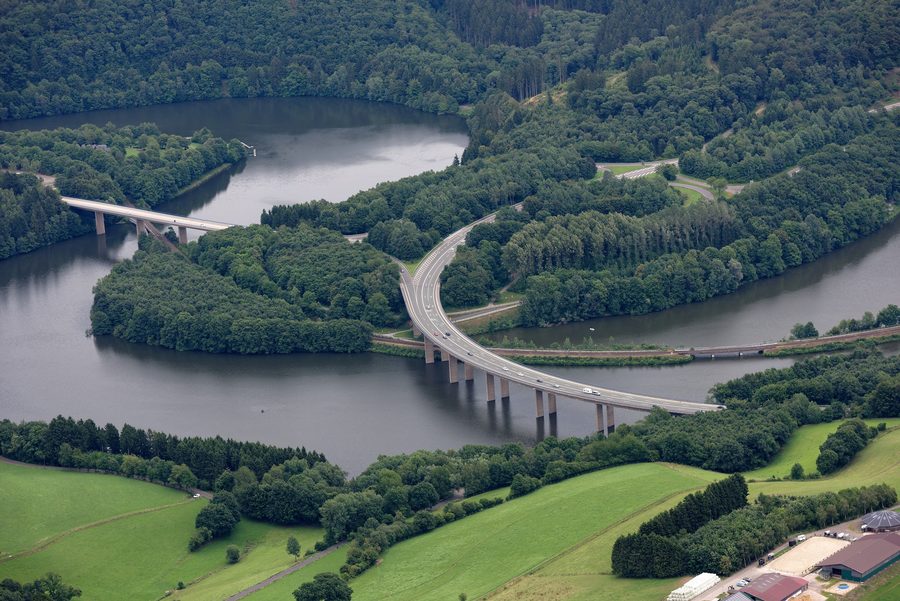 Vue aérienne du Biggesee près d’Olpe avec des ponts de vallée et un remblai ferroviaire