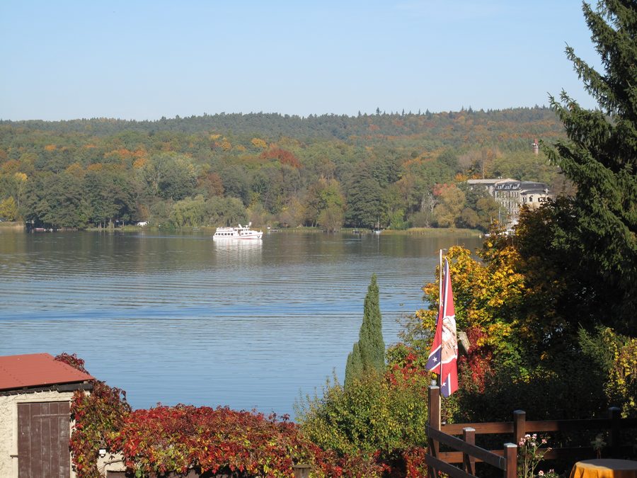 Vue sur le Schermützelsee à Buckow vers la rive opposée