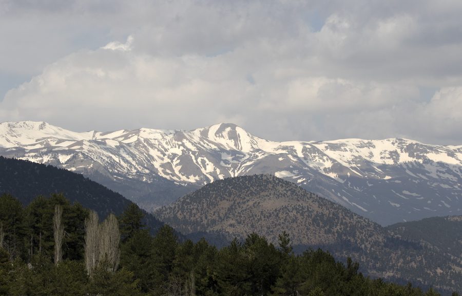 Vue sur les monts Taurus derrière le village de Kızılağaç dans le district de Saimbeyli