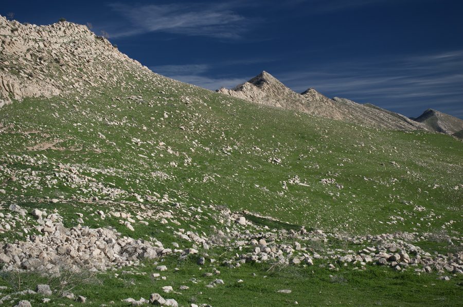 Paysage montagneux près de Dween dans le district de Shaqlawa avec rivière, collines et montagnes.