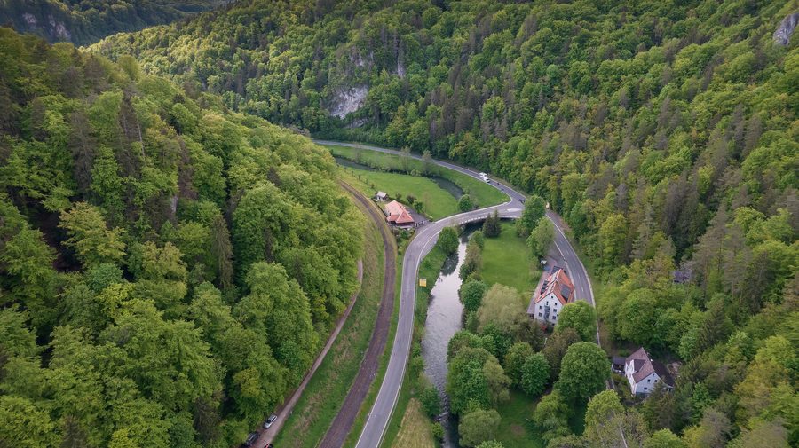 Vue sur la vallée de la Wiesent près du moulin Sachsenmühle, non loin de Gößweinstein