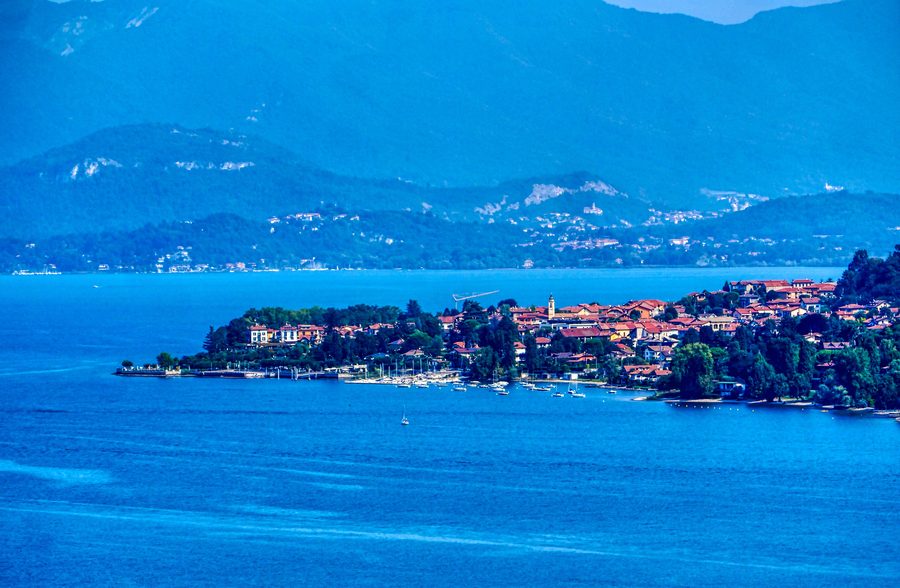 Vue sur le lac Majeur à Arona, province de Novara, Piémont, Italie