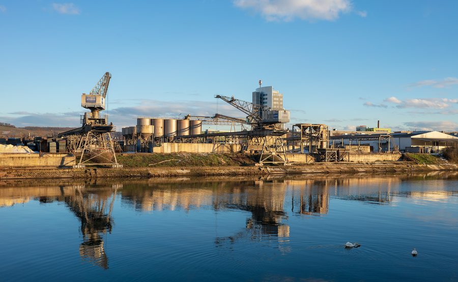Vue sur le Neckar canalisé et les grues du port à Heilbronn lors d'une soirée d'hiver