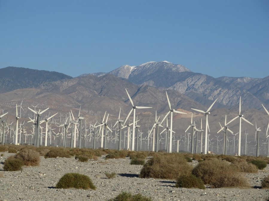 Parc éolien dans le paysage du col de San Gorgonio près de Palm Springs, Californie