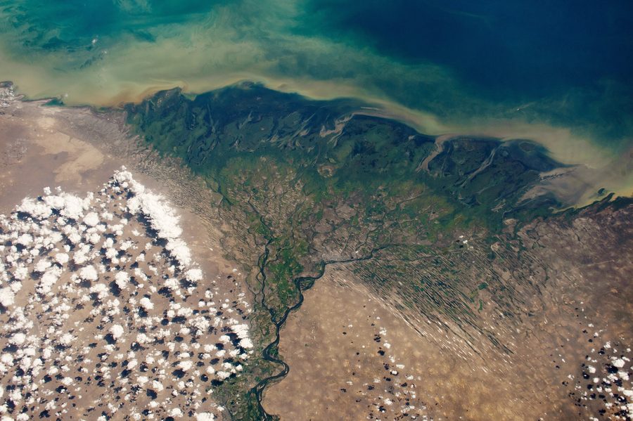 Vue aérienne du delta de la Volga dans l’oblast d’Astrakhan