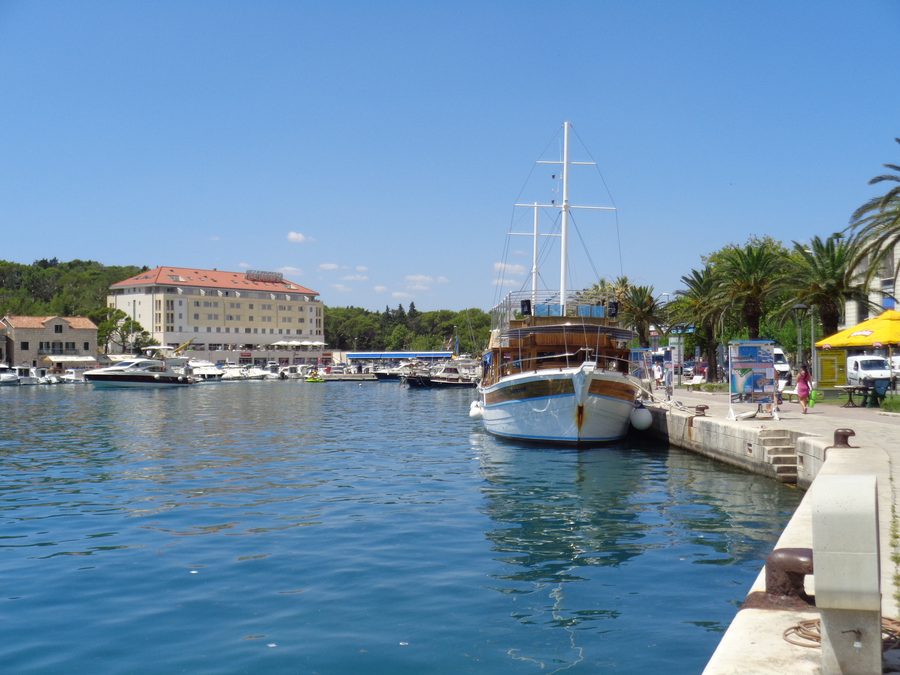 Port de Makarska sur la côte adriatique de la Croatie