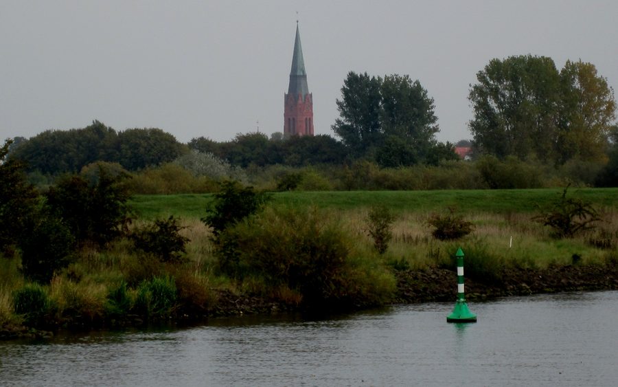La Weser près de Nienburg avec l’église Saint-Martin en arrière-plan