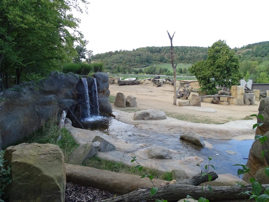 Zoo de Prague avec une cascade à l’arrière-plan