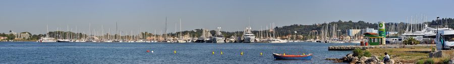 Marina de Gouvia à Corfou avec yachts et paysage de bord de mer