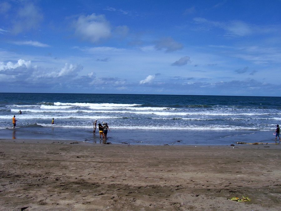 Kuta Beach avec une longue plage de sable à Badung, Bali