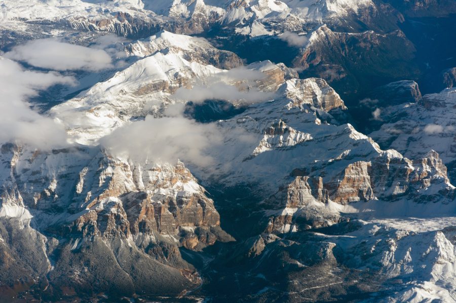Vue aérienne de Vigo di Fassa entouré par les Dolomites