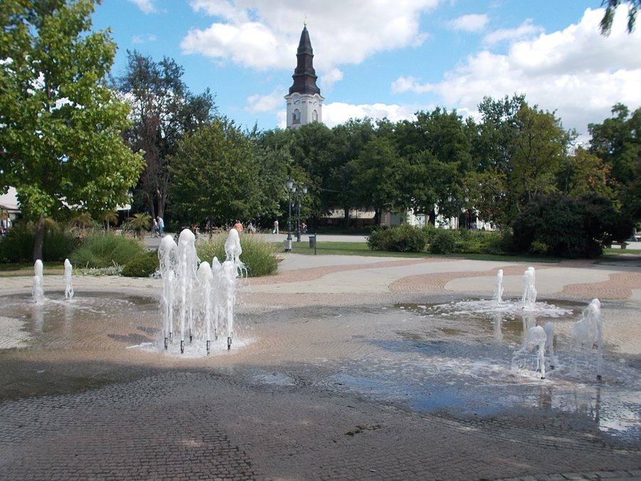 Fontaine et tour de l’église réformée sur la place Kossuth à Kecskemét.
