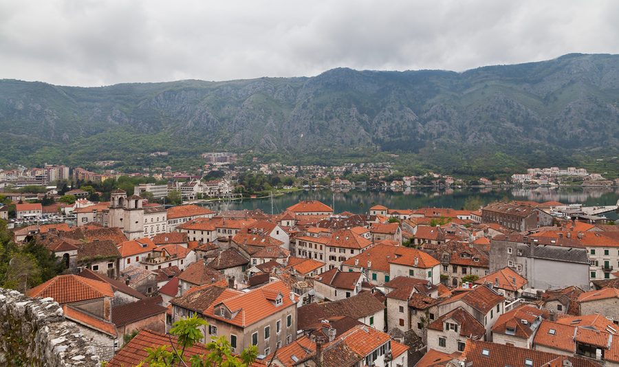 Vue de Kotor dans la baie de Kotor au Monténégro.