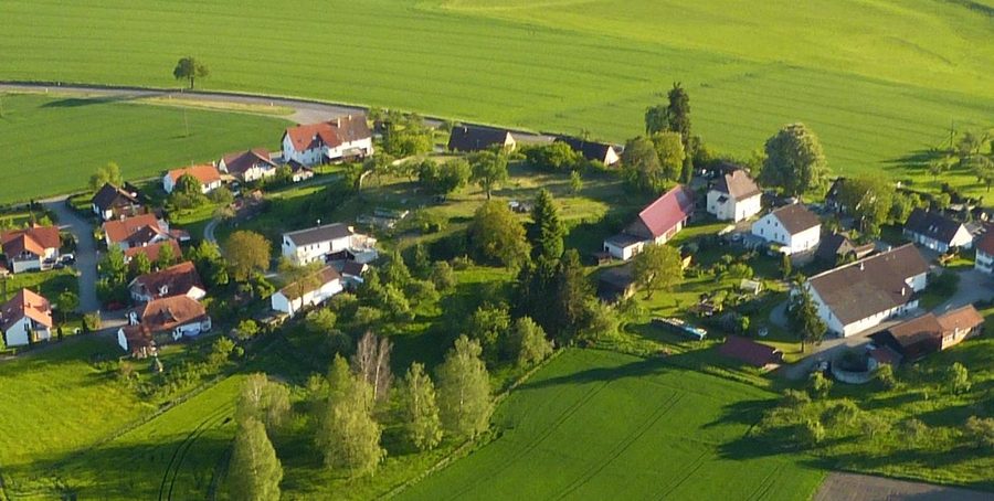 Paysage près de Hirschegg à Eichstegen avec le Burgstall Hirschegg