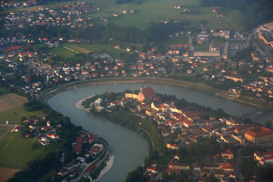 Vue aérienne de Laufen et d’Oberndorf près de Salzbourg, sur la Salzach