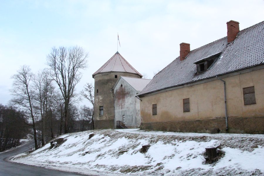 Château d’Alsunga, un domaine fortifié historique à Alsunga, en Lettonie.