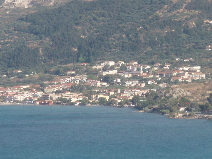 Vue sur le village et la plage d’Argassi à Zakynthos