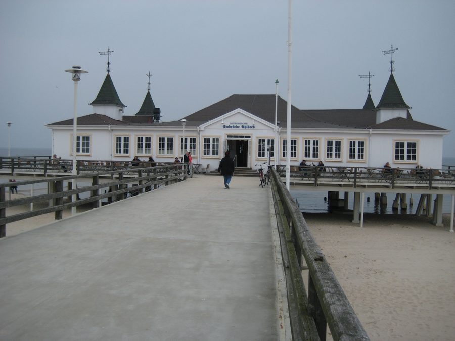 Jetée maritime historique d’Ahlbeck sur la côte de la mer Baltique