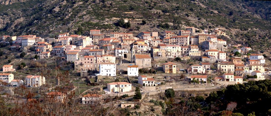 Vue panoramique du village de Pietralba en Corse